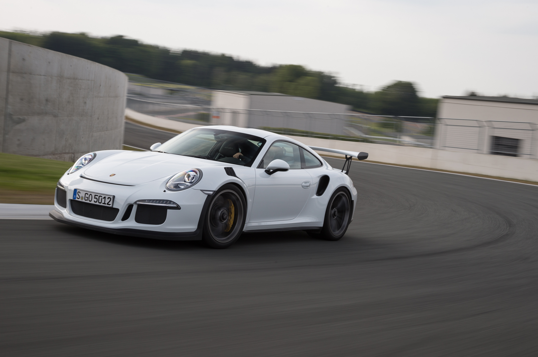 2016-Porsche-911-GT3-RS-front-three-quarters-in-motion.jpg