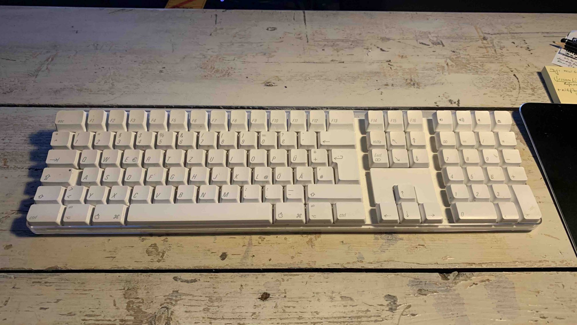 A1016 Apple Wireless Keyboard.jpg