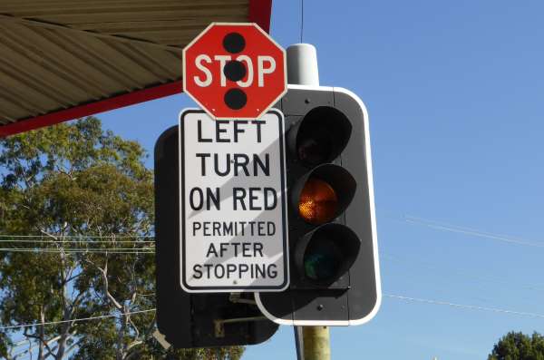 amber-light-stop-left-turn-on-red.jpg