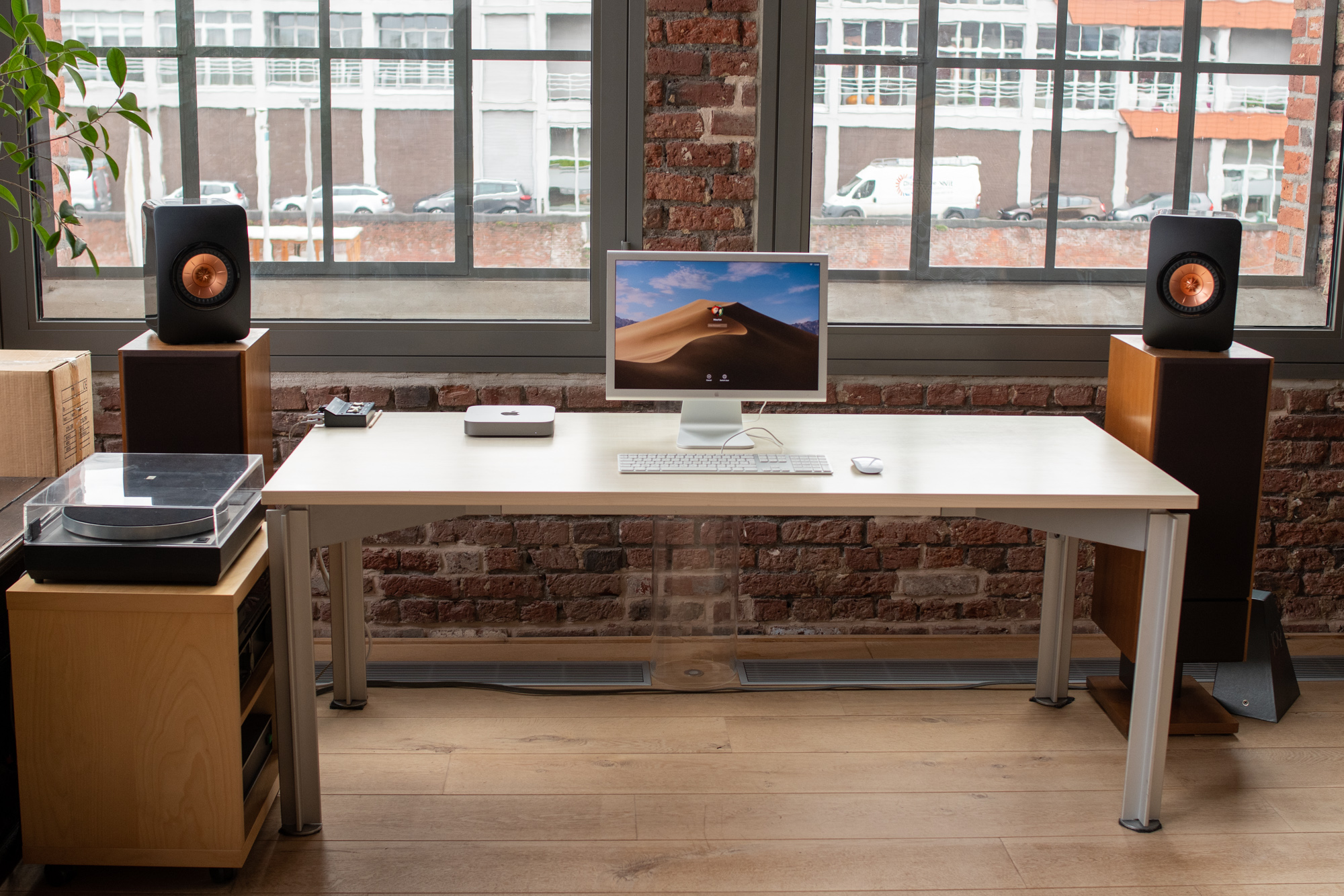 desk1.jpg