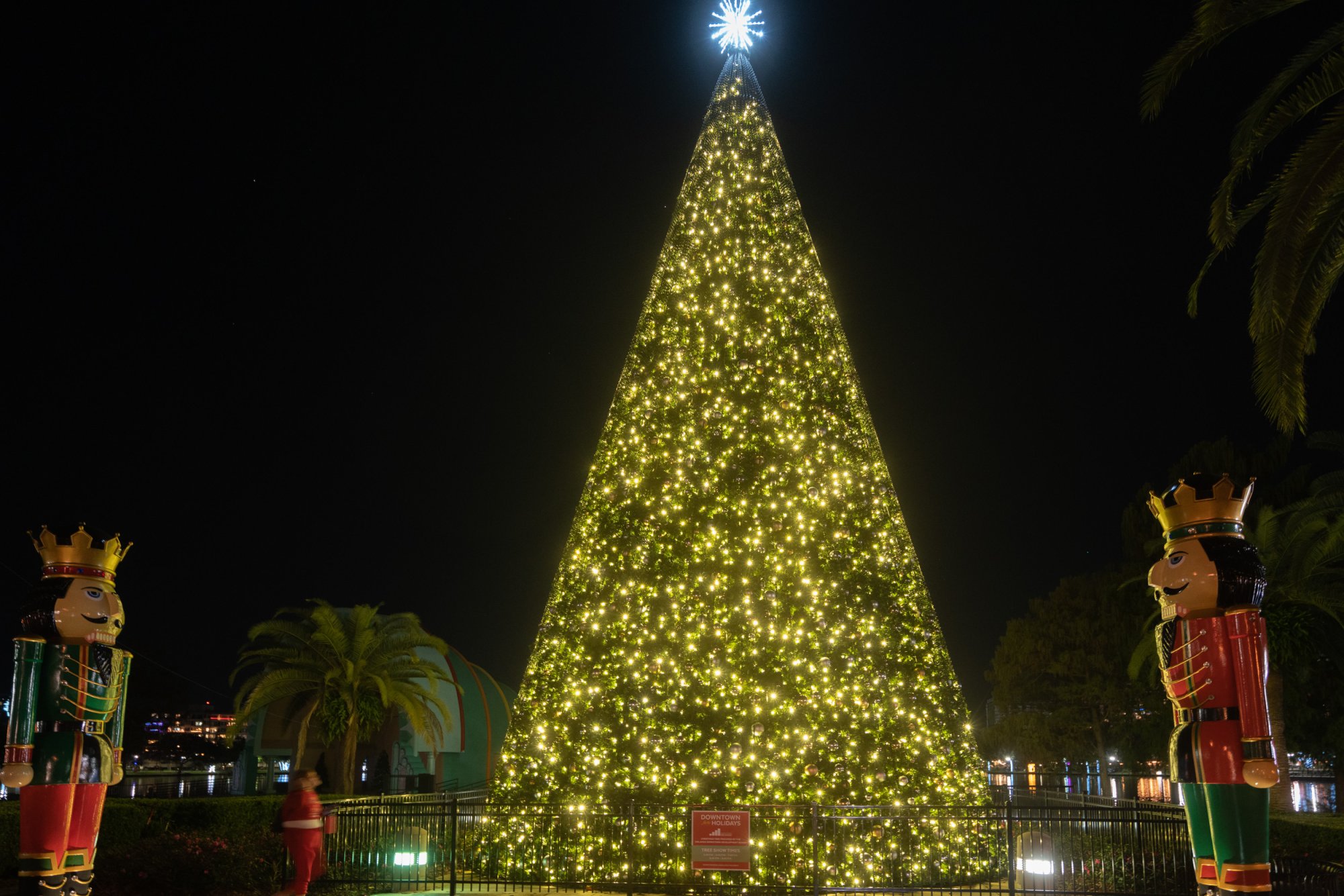 Eola Christmas 2500px-10.jpg