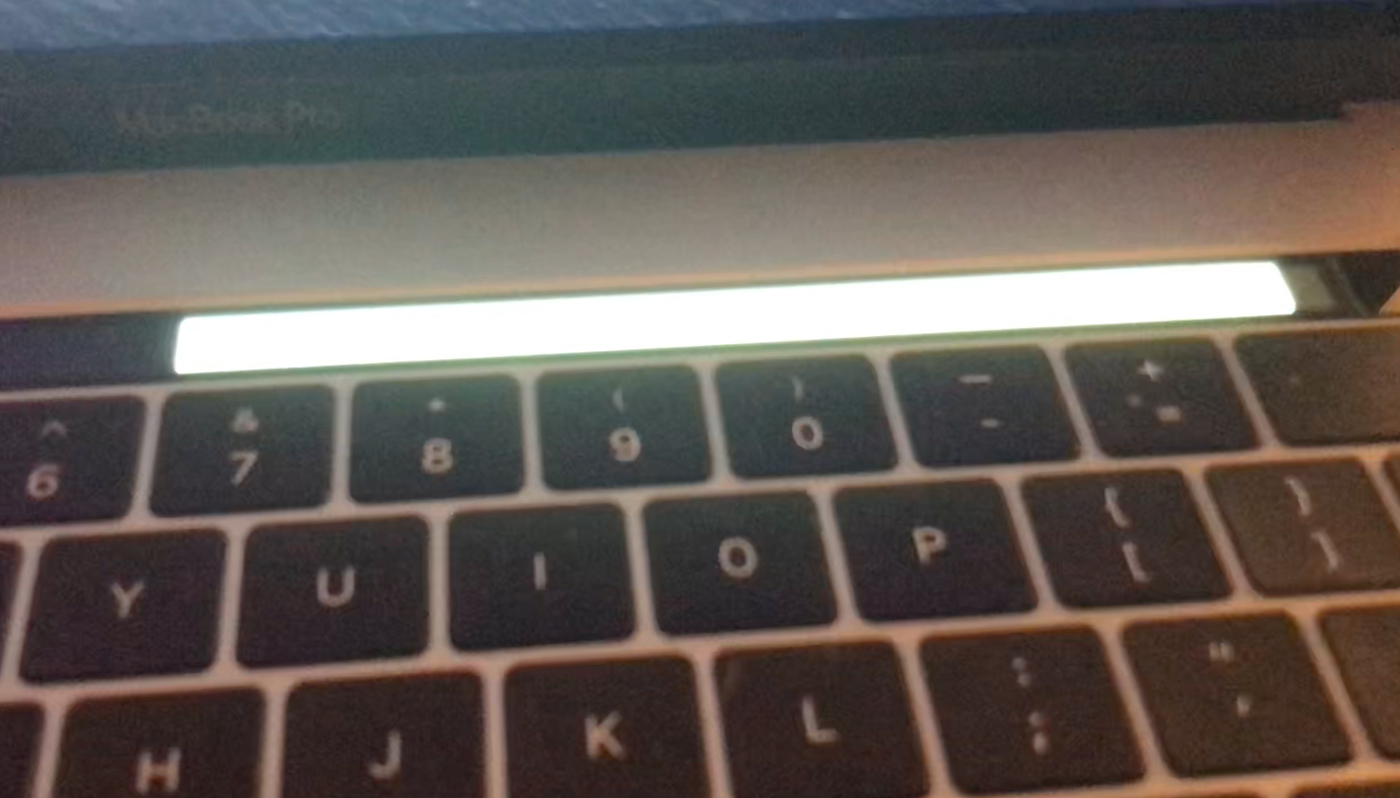 Flickering Touch Bar MacBook Pro.png