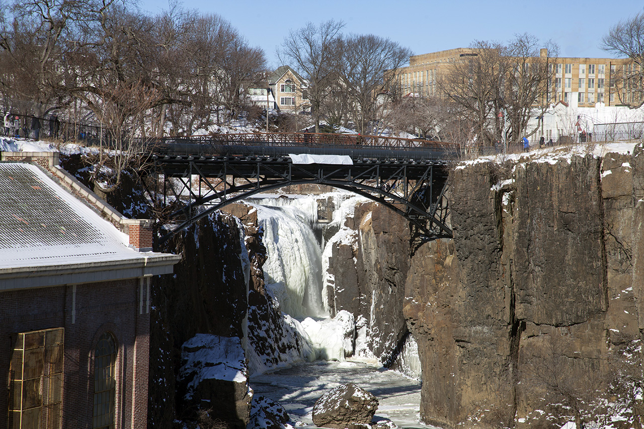 frozenfalls11280.jpg