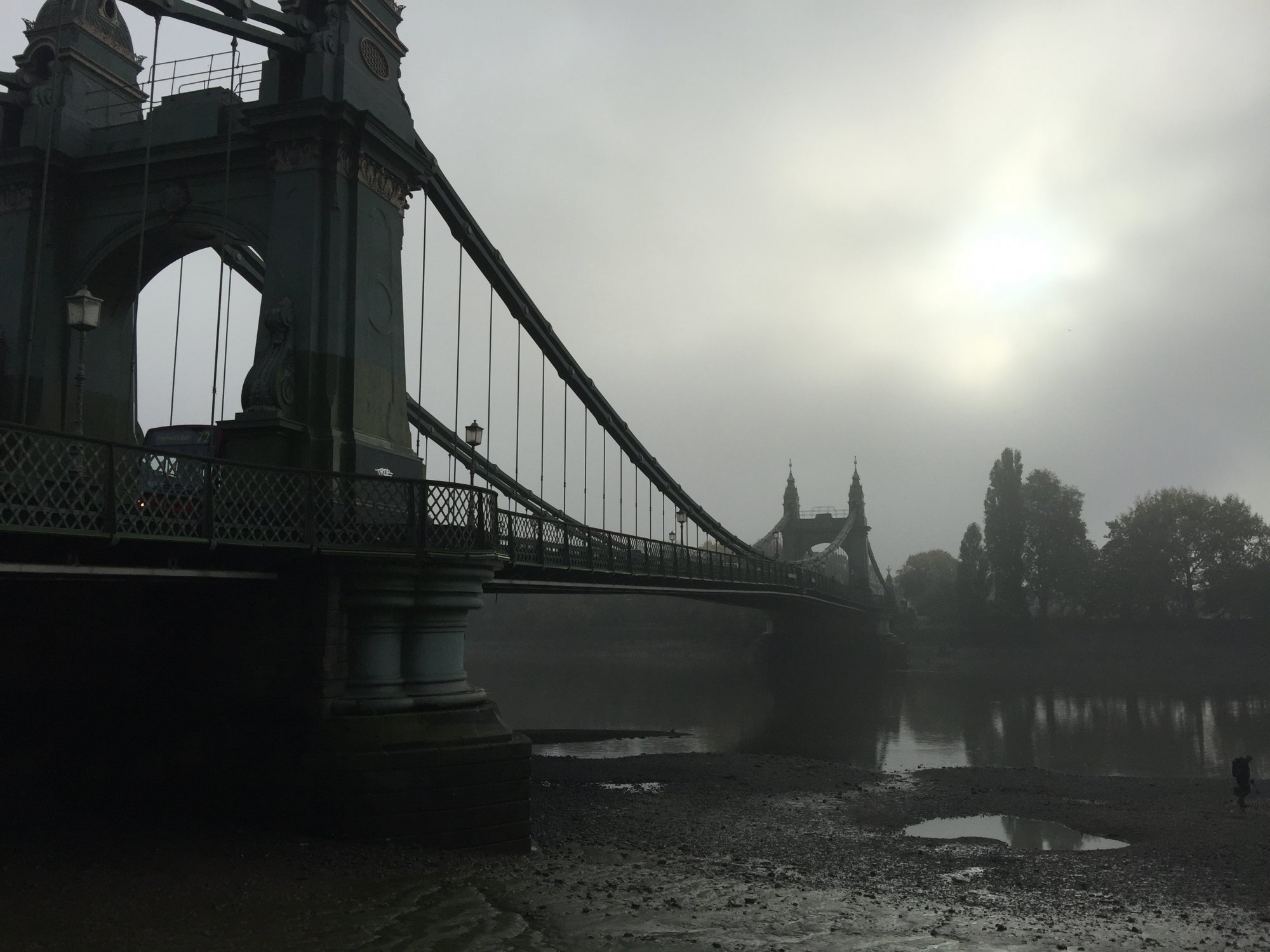 Hammersmith Bridge in the fog, 20151101.jpg