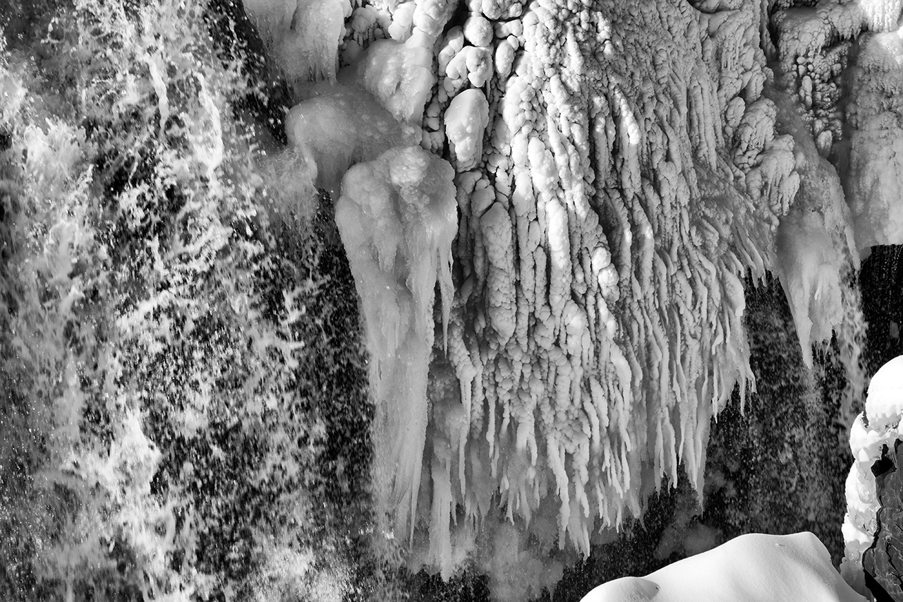 justsomeicicles1280bw.jpg