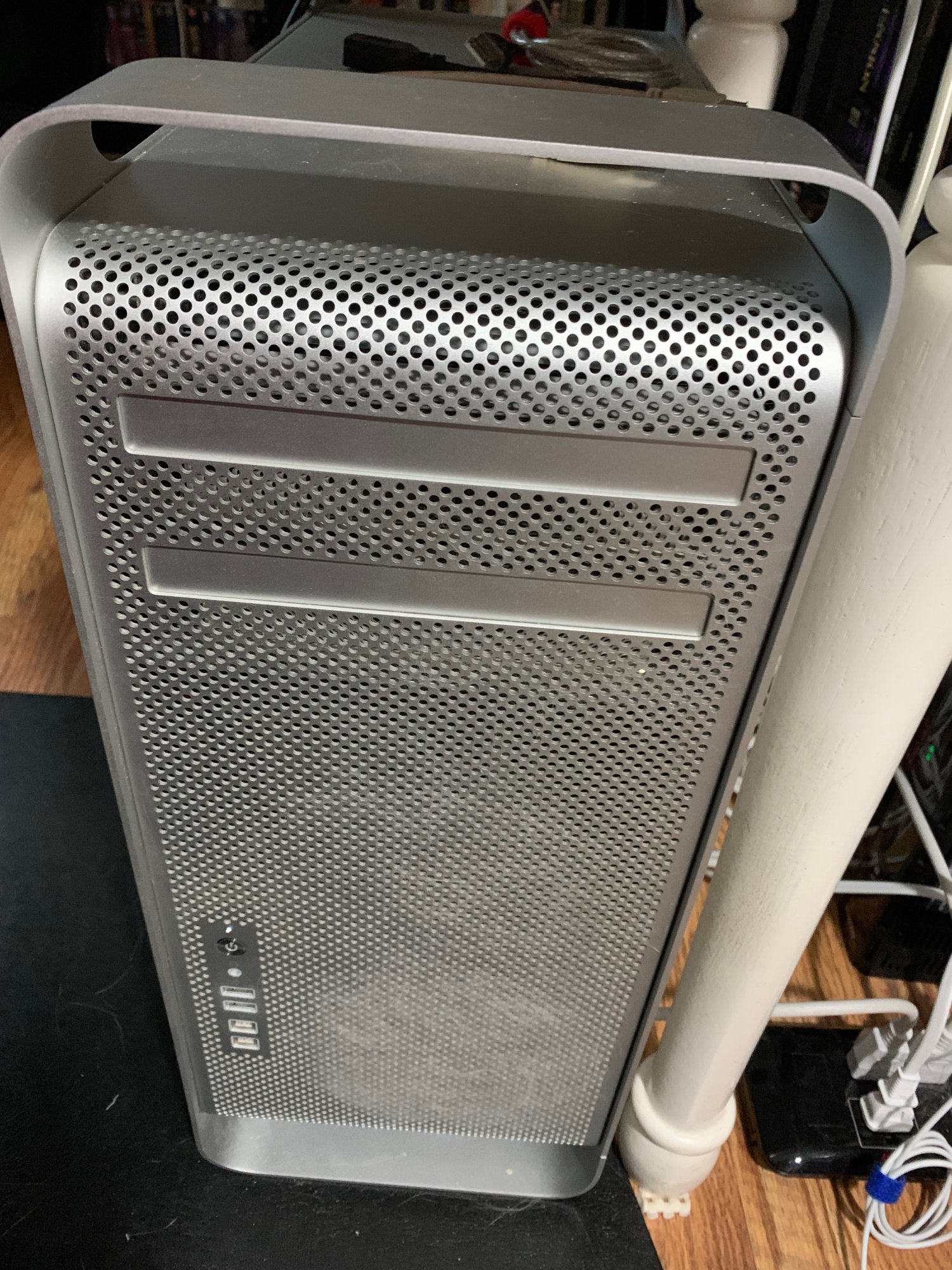 Mac Pro 2009 top-front view.jpeg