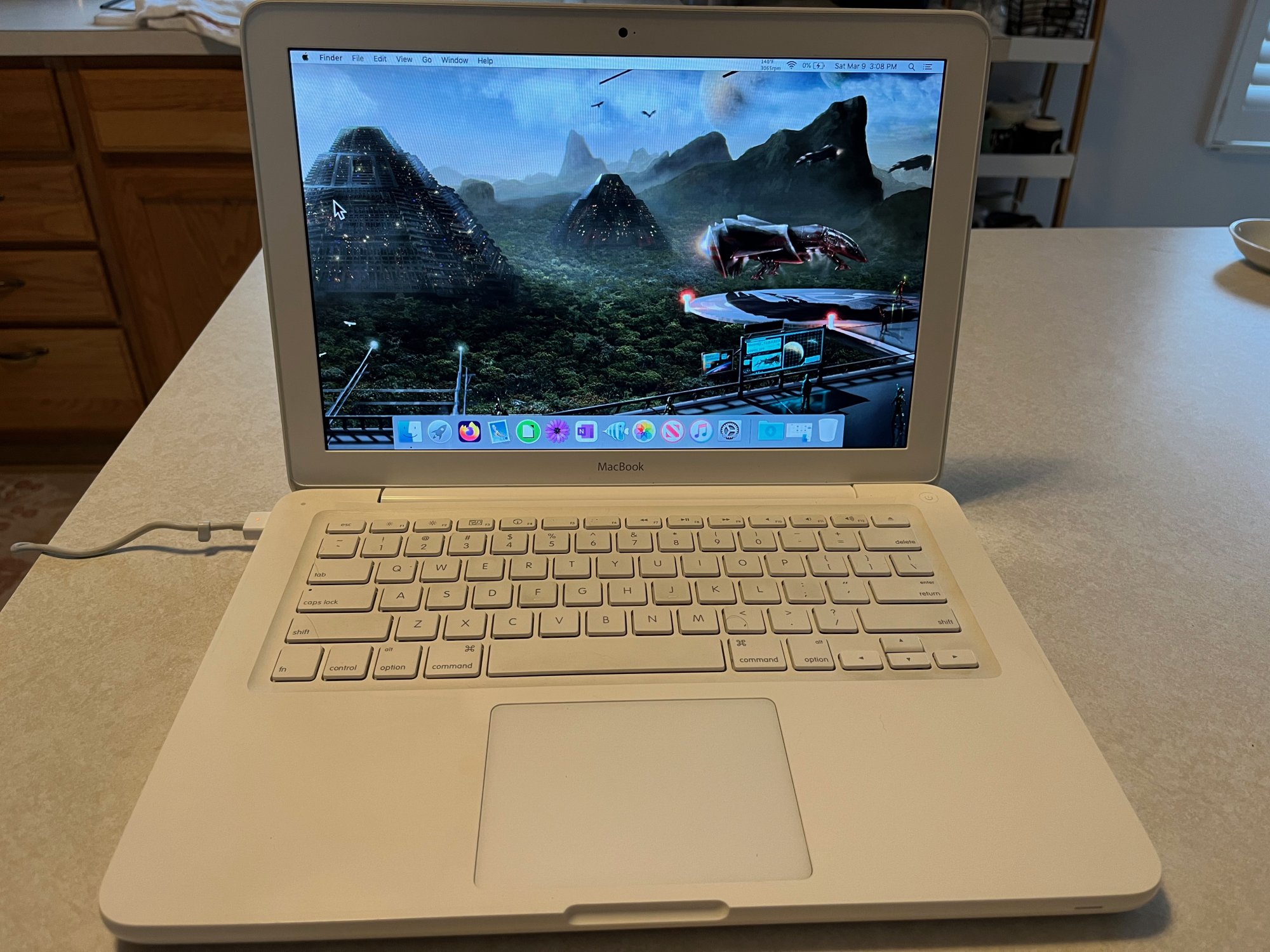 MacBook 2010 White photo.jpg