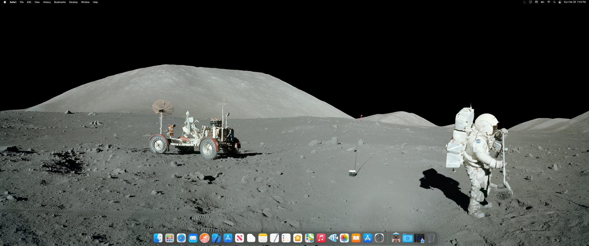 macOS Desktop - 2014 Mac mini - Apollo astronaut on moon.png