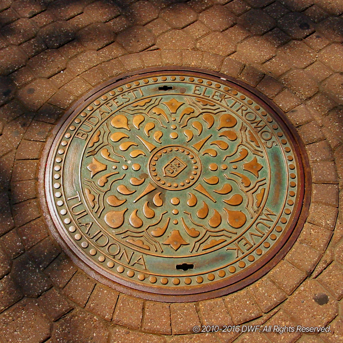 Manhole Cover Budapest.jpg