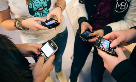 Teenagers-using-Blackberr-008.jpeg