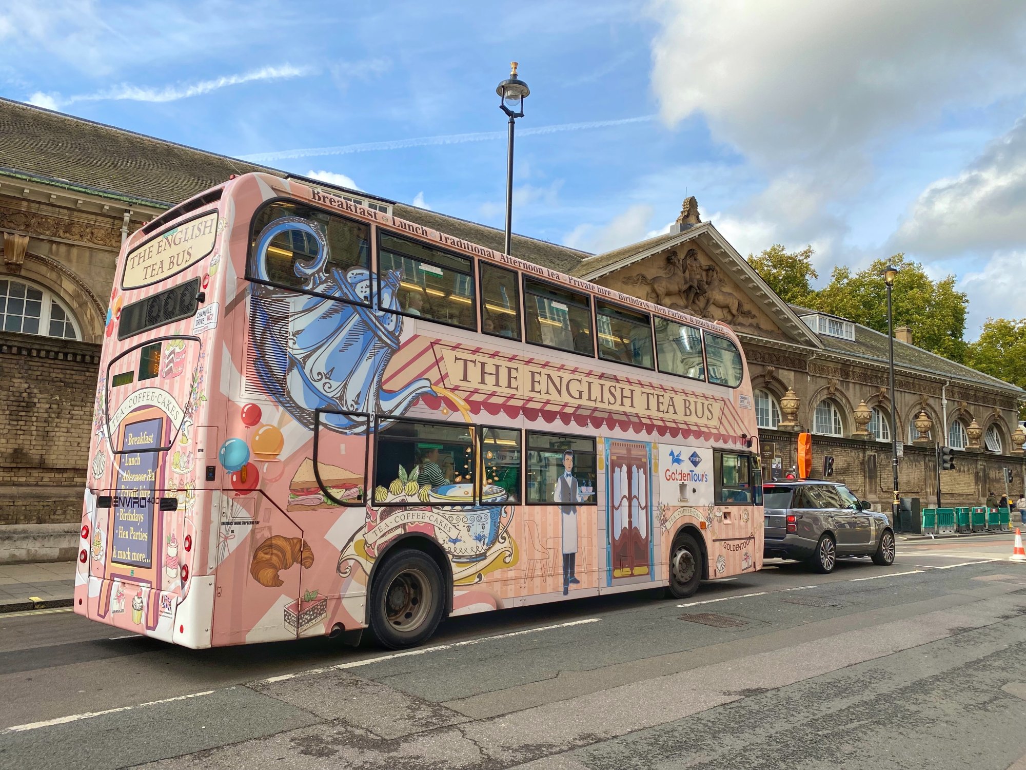 THE ENGLISH TEA BUS - LONDON - 25.10.22.jpg