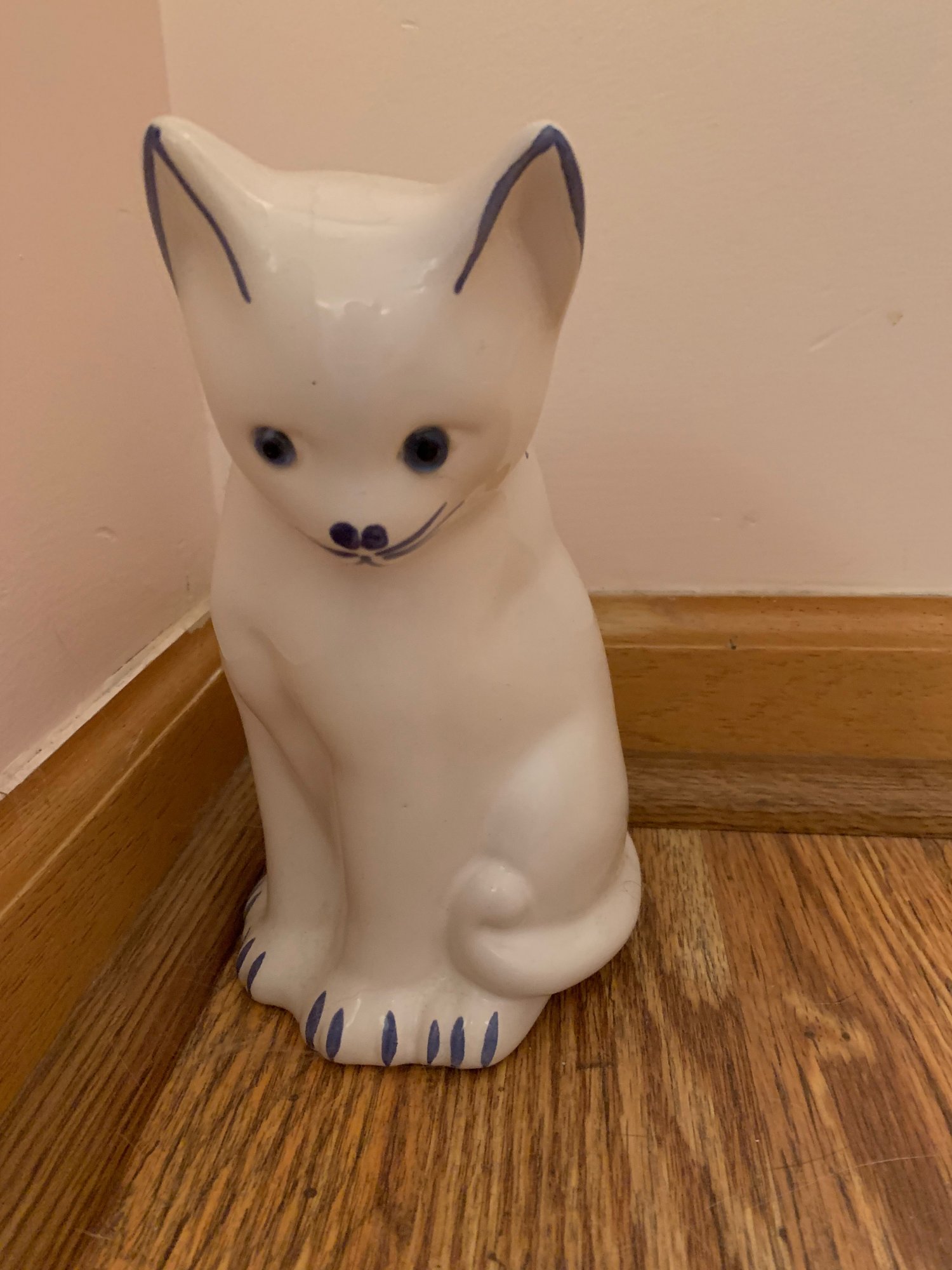 White cat statue.jpeg