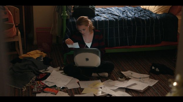 Apple-iBook-G3-Laptop-Used-by-Amanda-Seyfried-as-Elizabeth-Holmes-in-The-Dropout-S01E01-Im-in-...jpg