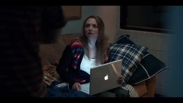 Apple-iBook-G4-White-Laptop-Used-by-Amanda-Seyfried-as-Elizabeth-Holmes-in-The-Dropout-S01E02-...jpg