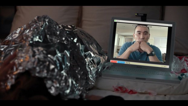 Apple-iBook-G4-White-Laptop-Used-by-Amanda-Seyfried-as-Elizabeth-Holmes-in-The-Dropout-S01E02-...jpg