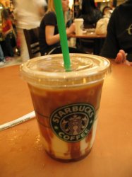 15- Iced Caramel Macchiato - cortesía de Starbucks.JPG