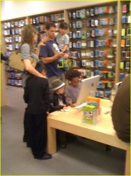 angelina-jolie-apple-store-kids-04.jpg