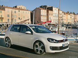 Volkswagen-Golf_GTI_2010_800x600_wallpaper_06.jpg