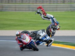 jorge-lorenzo-crash-2012-valencian-moto-gp-12112012-mains_560x420.jpg