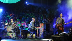 Mylo-Xyloto-Tour-December-9-2011-coldplay-27766014-2560-1466.jpg