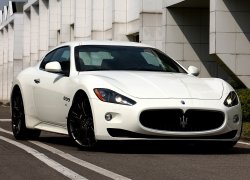 Maserati-GranTurismo_S_2009_1600x1200_wallpaper_04[2].jpg