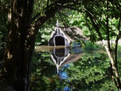 Scotney Castle Boathouse.JPG