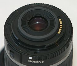 702px-Canon_EF-S_lens_mount.jpg