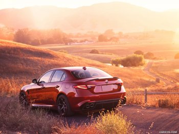 2017_alfa_romeo_giulia_quadrifoglio_12_1600x1200.jpg