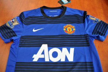 man-utd-away-jersey-11-12-review.jpg