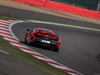 2016_mclaren_675lt_161_1600x1200.jpg