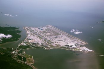 A_bird's_eye_view_of_Hong_Kong_International_Airport.JPG