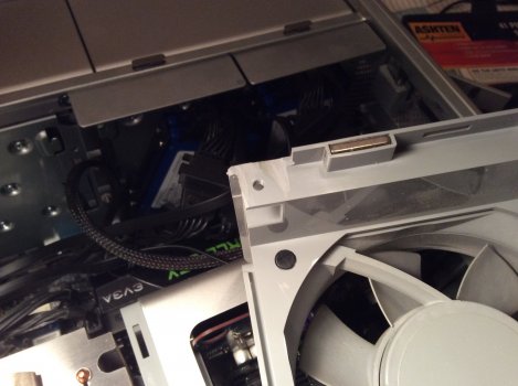 MacPro3,1 fan assembly screw access 1.JPG