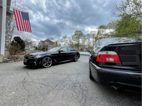 E39 and G30 Driveway Shot.jpg