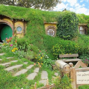 1200px-Baggins_residence_'Bag_End'_with_party_sign.jpg