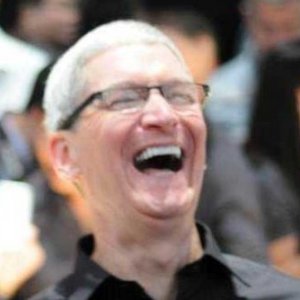 150721_tim_cook_laughs.jpg