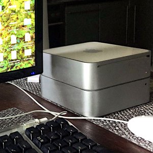 Mac Mini 2007 and Mini Server 2009.jpg