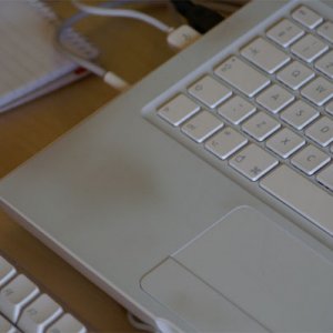 macbook-discoloration1.jpg