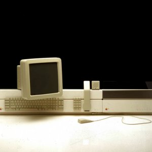 Mac%20Professional%20Workbench%20(1983)%20Konzipiert%20mit%20kabellosen%20Interfaces%20(1).JPG