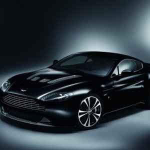 2010-Aston-Martin-V12-Vantage-Carbon-Black-Edition-580x434.jpg