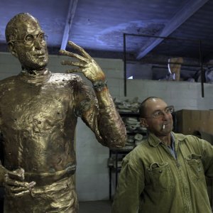 201071-assistant-to-hungarian-sculptor-erno-toth-mimics-the-pose-of-the-sculp.jpg