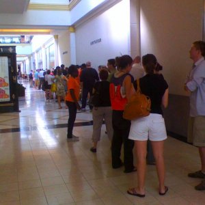 apple-iphone-lines-at-kop.jpg