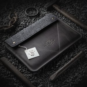 5-Vegetble-tanned-leather-macbook-case-sleeve-felt-stone-grey.jpg