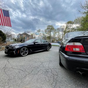 E39 and G30 Driveway Shot.jpg