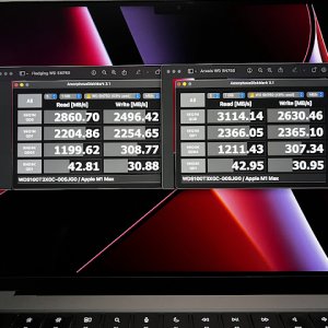 M1_Max_MacBook_Pro_with_Acasis_SN750_1TB_on_the_left_and_Fledging_SN750_1TB_on_the_right.jpg