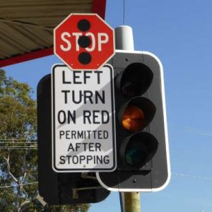 amber-light-stop-left-turn-on-red.jpg