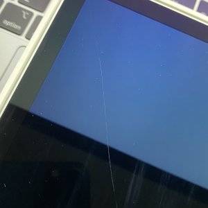 iPad_Pro_11''_2021_scratch_bottom_left_02.jpg