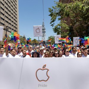 tim-cook-SF-pride-2019[1].jpg