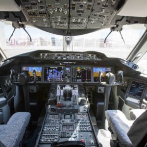 787-9-cockpit_56440.jpg