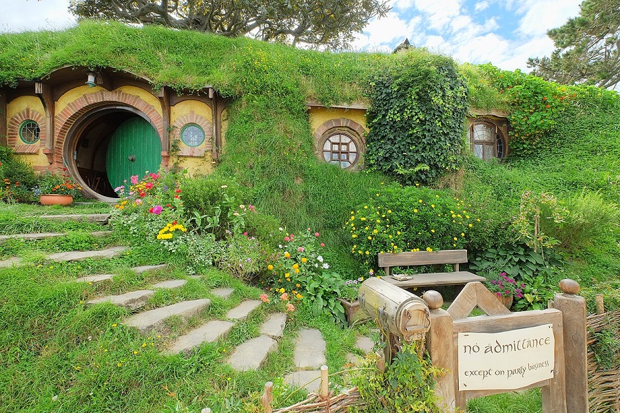 1200px-Baggins_residence_'Bag_End'_with_party_sign.jpg