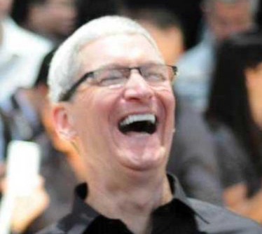 150721_tim_cook_laughs.jpg